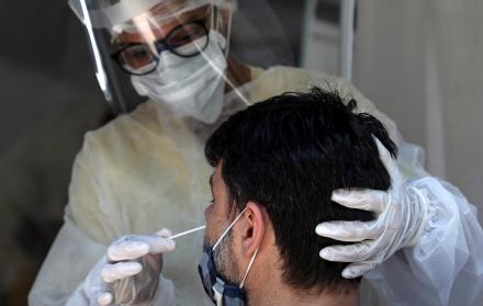 Personal médico le toma la prueba de coronavirus a un hombre en Río de Janeiro (Brasil), en una fotografía de archivo
