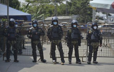 Fuerzas Armadas ecuatorianas, en conjunto con miembros de la Policía, en un operativo en la penitenciaria del litoral, en Guayaquil (Ecuador).