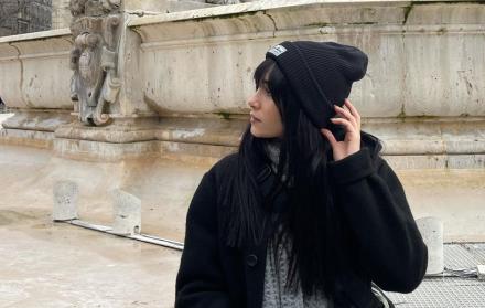 Luego de una gira intensa por todo España, la cantante Aitana está disfrutando de los últimos días del 2021 con sus amigos por las calles de París.
