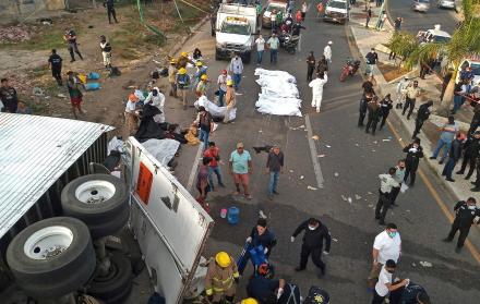 Accidente. Rescatistas y autoridades trabajan en la zona del accidente de un camión donde viajaban migrantes, en el municipio Chiapa de Corzo, estado de Chiapas. (México).