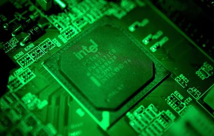 Vista de un chip de un ordenador de Intel, en una fotografía de archivo.