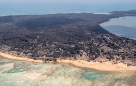 Imágen aérea que muestra las consecuencias del tsunami provocado por la erupción del volcán de Tonga en el océano Pacífico.