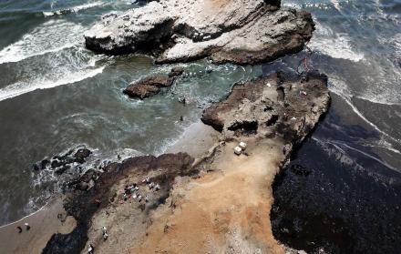 Fotografía cedida por la Presidencia del Perú que muestra una vista aérea de los daños ambientales en la playa de Ventanilla, tras el derrame de petróleo vertido el sábado al océano Pacífico desde la refinería peruana de La Pampilla, en una fotografía de