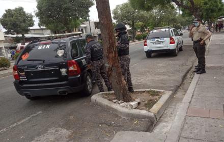 La Policía Nacional junto a la Unidad Antiexplosivos acudió minutos después para detonar la munición bajo las medidas requeridas.