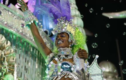 Los integrantes de una escuela de samba desfilan en el sambódromo durante el carnaval 2020 en Río de Janeiro (Brasil), en una fotografía de archivo.