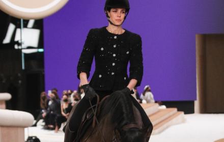 Carlota Casiraghi, hija de Carolina de Mónaco y embajadora de Chanel, debutó este martes en la pasarela inaugurando a caballo el desfile de Alta Costura de esa 