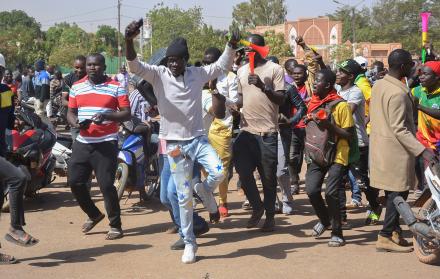 Manifestación de apoyo en Uagadugú a la Junta militar que el pasado 24 de enero depueso al presidente Kabore en Burkina Faso.