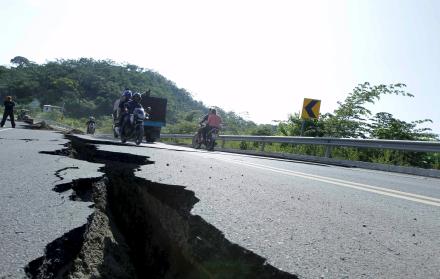 2016. El terremoto de 7,8 grados en la escala de Richter que sacudió a Ecuador afectó varias carreteras.