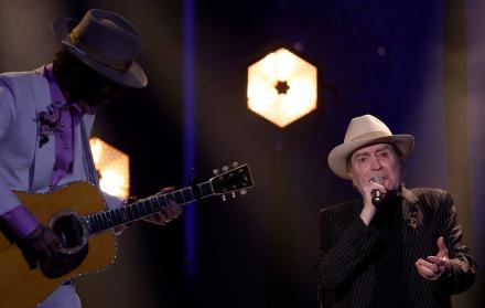 Joaquín Sabina acompañado por Leiva a la guitarra.