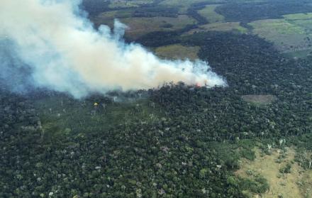 Fotografía de archivo sin fecha cedida por la Fundación para la Conservación y el Desarrollo Sostenible (FCDS), que muestra un incendio forestal en zona rural de Calamar (Colombia).