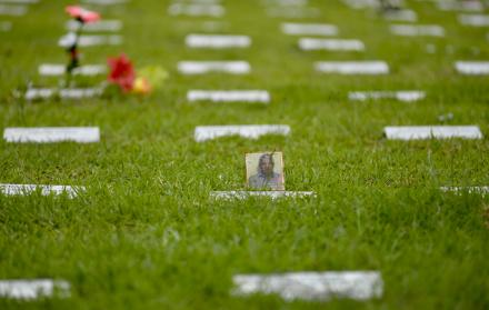 Fotografía del 15 de febrero de 2022 que muestra la tumba de un hombre fallecido por covid-19 en 2020, poco tiempo después de que se confirmase el primer caso de coronavirus en Ecuador, en Guayaquil (Ecuador).