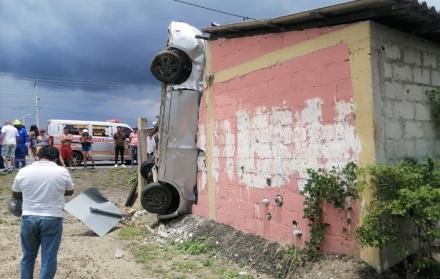 Auto parado junto a una casa