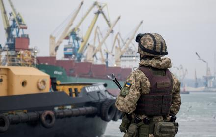 Imagen de archivo de un soldado ucraniano el puerto de Azov, en la ciudad ucraniana de Mariúpol.