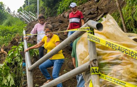 Limpiaran escalinata de Mapasingue afectada por las lluvias  7