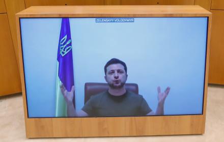 Sobre la invasión, Zelenski mencionó en su vídeo que este viernes hubo siete corredores humanitarios en Ucrania. Seis en la región de Sumy y uno en la región de Donetsk, y que más de 9.000 personas fueron deportadas del sitio de Mariupol.