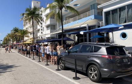 Varios jóvenes esperan para entrar a un establecimiento en la calle Ocean Drive, durante el Spring Break, hoy, en Miami (Estados Unidos).