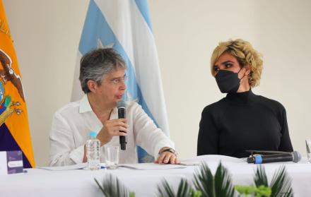 El presidente Guillermo Lasso, junto a la alcaldesa Cynthia Viteri.