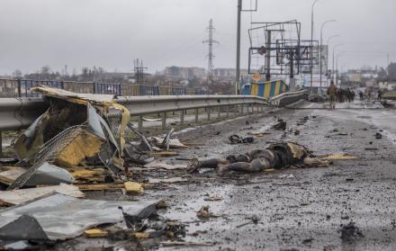 El cadaver de un hombre yace en una carretera de la localidad ucraniana de Bucha, cerca de Kiev.