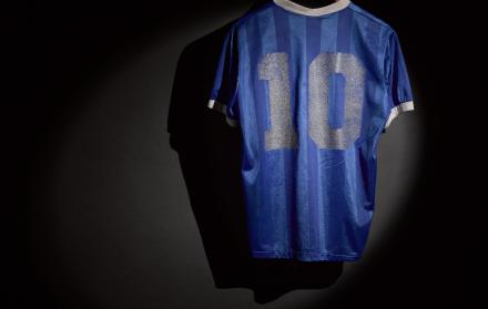 La camiseta de la selección argentina que lució Diego Armando Maradona en el partido ante Inglaterra, en los cuartos de final de la Copa del Mundo de México 1986, donde anotó los dos de los goles del triunfo (2-1), está en subasta por la casa de pujas Sot