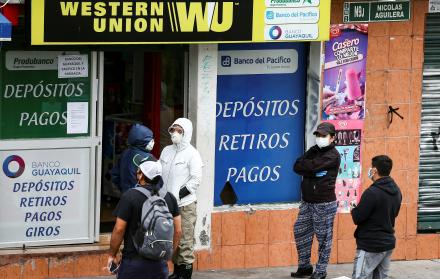Ciudadanos hacen fila en una agencia Wester Union en Quito (Ecuador), en una fotogradía de archivo.