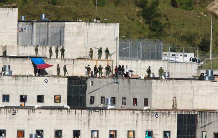 Presos protestan en los techos del centro de privación de la libertad N.1, el 2 de abril de 2022, en Cuenca (Ecuador).