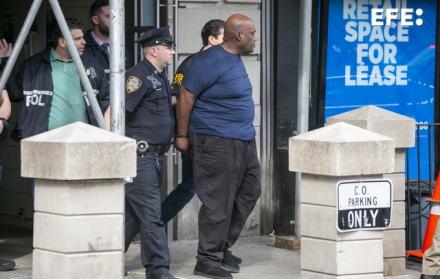 Policías escoltan a Frank James, prinicpal sospechoso del tiroteo en el Metro de Nueva York, este 13 de abril de 2022.