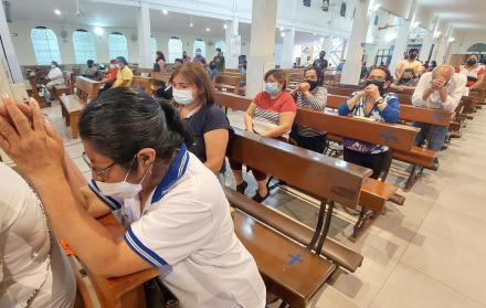 El público acude a la iglesia, ubicada en Lizardo García y la A, para orar en la previa de la procesión.
