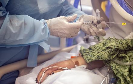 Una enfermera atiende a un paciente con covid-19 en San Diego, California, en una fotografía de archivo.