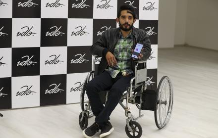 Fotografía del 22 de abril, de Carlos Abad, de la Facultad de Ingeniería en Telecomunicaciones de la UDLA, quien a sus 25 años forma parte del equipo que desarrolló un prototipo de silla de ruedas controlada con la mente, en Quito.