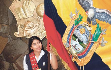 ESTUDIANTE CON LA BANDERA DE ECUADOR