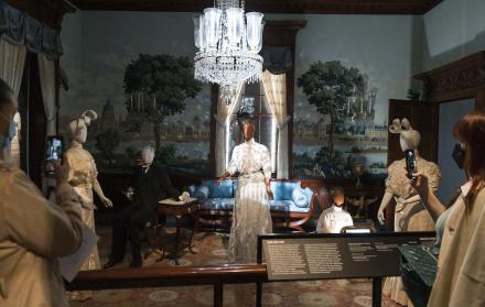 Personas observan una escena cinematográfica de Regina King, con trabajo del diseñador de moda Fannie Criss Payne, en la exposición del Museo Metropolitano de Nueva York (Met) titulada “In America: an Anthology of Fashion”, este 2 de mayo de 2022, en Nuev