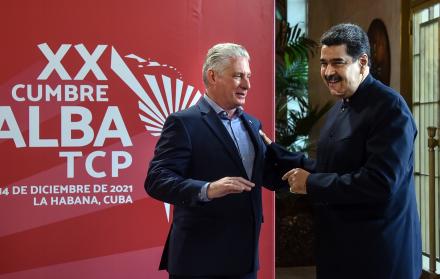 El presidente de Cuba, Miguel Díaz-Canel (i), junto a su homólogo venezolano, Nicolás Maduro, en una fotografía de archivo.