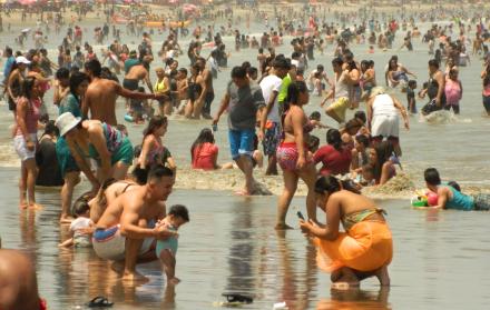 Sitio. Los turistas llegan hasta la playa para disfrutar del mar y su gastronomía durante los días de descanso.
