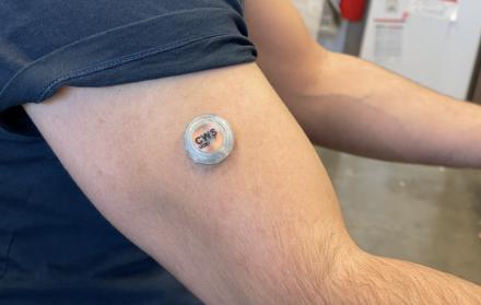 El dispositivo se puede usar en la parte superior del brazo mientras el usuario realiza su día a día.