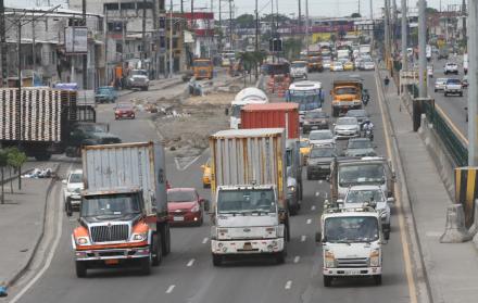 Tráfico. El transito en la vía perimetral en Guayaquil conjuga vehículos de carga, servicio público y particulares.