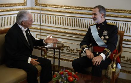 El rey Felipe VI mantiene un encuentro con el nuevo embajador de Ecuador en España, Andrés Vallejo Arcos (i), durante la ceremonia de presentación de las cartas credenciales de los nuevos embajadores en España de Mali, Moldavia, Grecia, Ecuador, Rumanía y