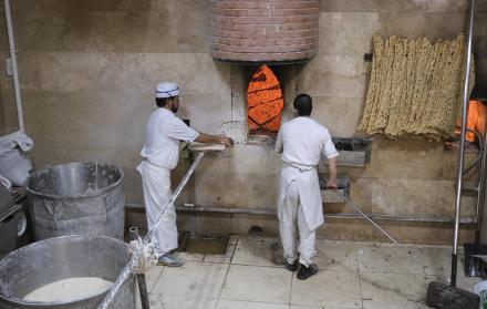 El pan, el último motivo de los iraníes para echarse a las calles   El pan, el último motivo de los iraníes para echarse a las calles Pan recién hecho en una panadería del centro de Teherán (Irán). EFE/Jaime León   El pan, el último motivo de los iraníes