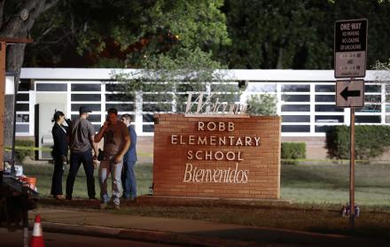 Policías e investigadores continúan trabajando en la escena del tiroteo masivo de este miércoles en la escuela de primaria Roob en Uvalde, Texas.