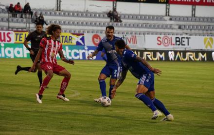 Sebastián Rodríguez, volante azul, cede una pelota a Alexis Zapata en el Bellavista.