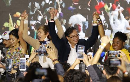 El candidato a la presidencia de Colombia Gustavo Petro (2-d) celebra junto a su esposa Verónica Alcocer (2-i) y su candidata a la vicepresidencia Francia Márquez (d) hoy, al final de la jornada de elecciones para elegir presidente de Colombia para el per