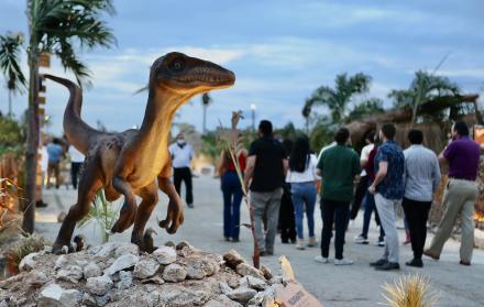 Visitantes acuden al parque temático Sendero Jurásico, el 31 de mayo de 2022, en el municipio de Progreso, en Yucatán (México).