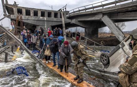 Decenas de civiles cruzaban por un puente semi destruido por los ataques rusos