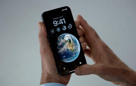 Imagen de proporcionada por Apple Inc que muestra al vicepresidente senior de ingeniería de software de Apple, Craig Federighi, hablando sobre las nuevas funciones de software en iOS 16.