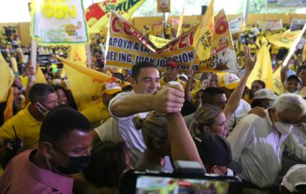 A diferencia de lo que se vivió en el Puerto Principal, que salió de la mano de Viteri a la tarima, el líder socialcristiano Jaime Nebot dio su apoyo a Yúnez pero a través de una llamada telefónica.