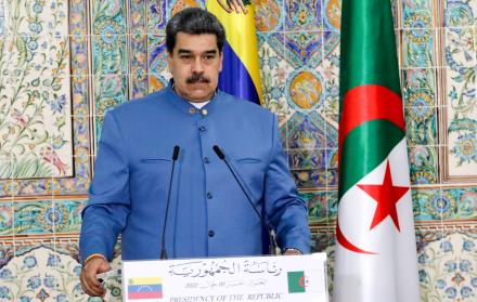 Fotografía reciente cedida por la oficina de prensa del Palacio de Miraflores donde se observa al presidente de Venezuela, Nicolás Maduro, en Argel (Argelia).