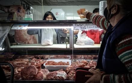 Una persona compra carne en un mercado en Buenos Aires (Argentina), en una fotografía de archivo.