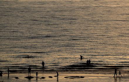 Fotografía de archivo de gente disfrutando de una puesta del sol en Letonia.
