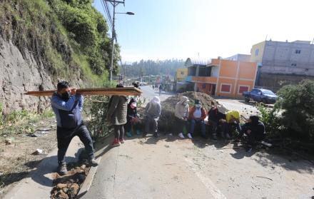 Varios camiones de carga y vehículos particulares tuvieron que ubicarse en fila. Sus conductores trataban de convencer a los manifestantes que les den paso para tratar de llegar a sus destinos.