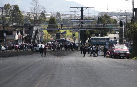 Hasta el medio día, la avenida Simón Bolívar, en el sector de La Argelia y San Martín de Porres, estaba cerrada. Protestantes quemaban neumáticos y obstruían el paso con ramas de árboles.