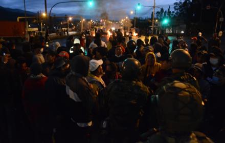 Avance de manifestantes indígenas a Quito por la Panamericana Sur